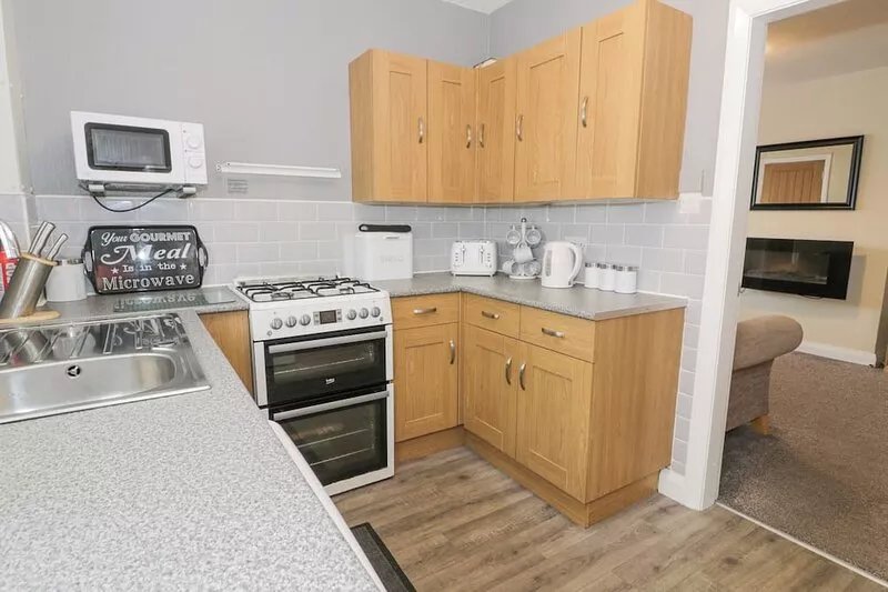 MAESDU COTTAGE, pet friendly, with a garden in Llandudno