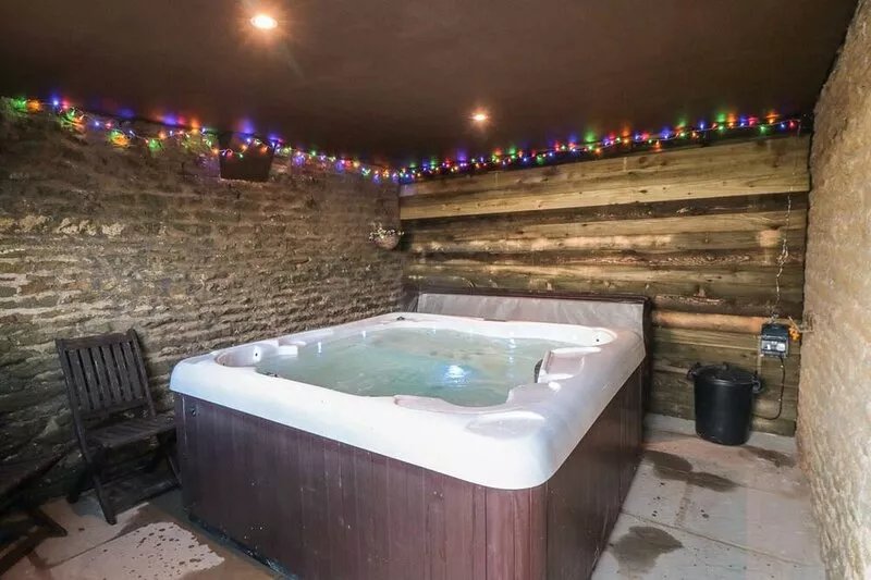 HAWTHORN COTTAGE, pet friendly, character holiday cottage in Scalby