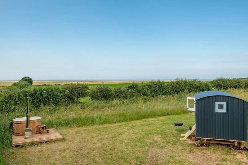 This bespoke hut is situated on the edge of the marsh with uninterrupted views