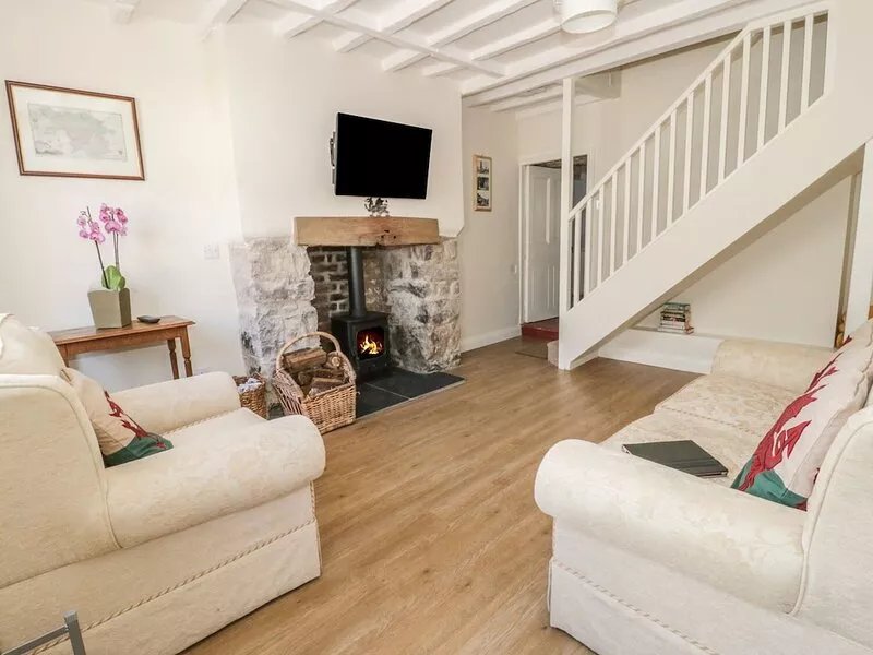 27 BORTHYN, pet friendly, country holiday cottage in Ruthin