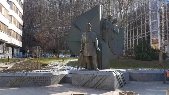 Pamatnik narodnych buditeLov – L. Stura, J. M. Hurbana a M. M. Hodzu