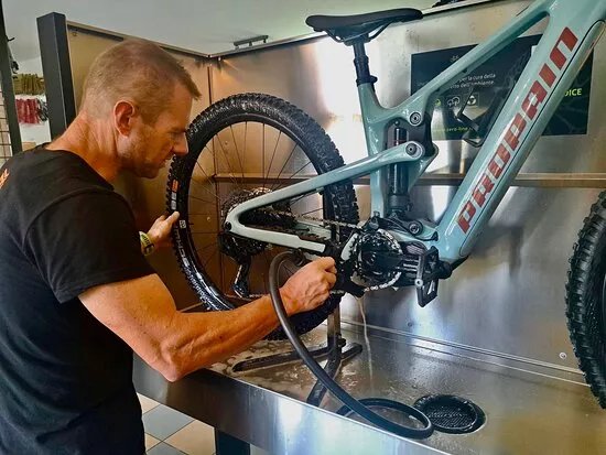 Gus Bike Garage