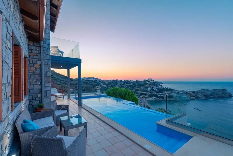 Villa Ligaria- Heated Infinity Pool, 8mins walk to the beach, Free Cleaning