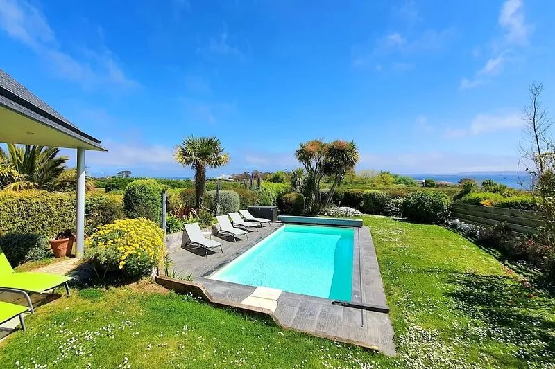 Villa Kergaro, Sea view, sleeps 10, heated pool