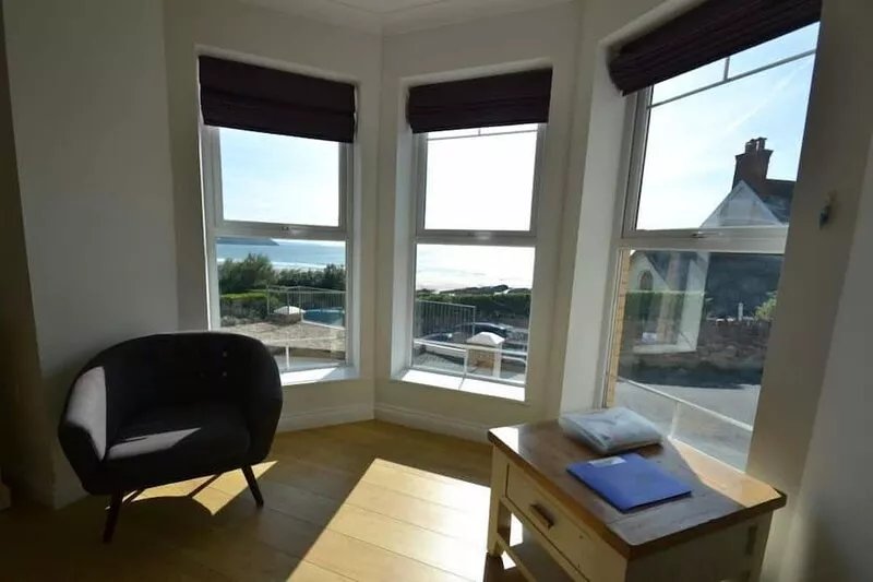Smart 2 bed apartment opposite main beach with fab views and outside space