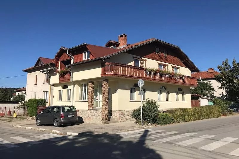 Superb Ski Chalet- sleeps 16 - run by English and German speaking ski instructor