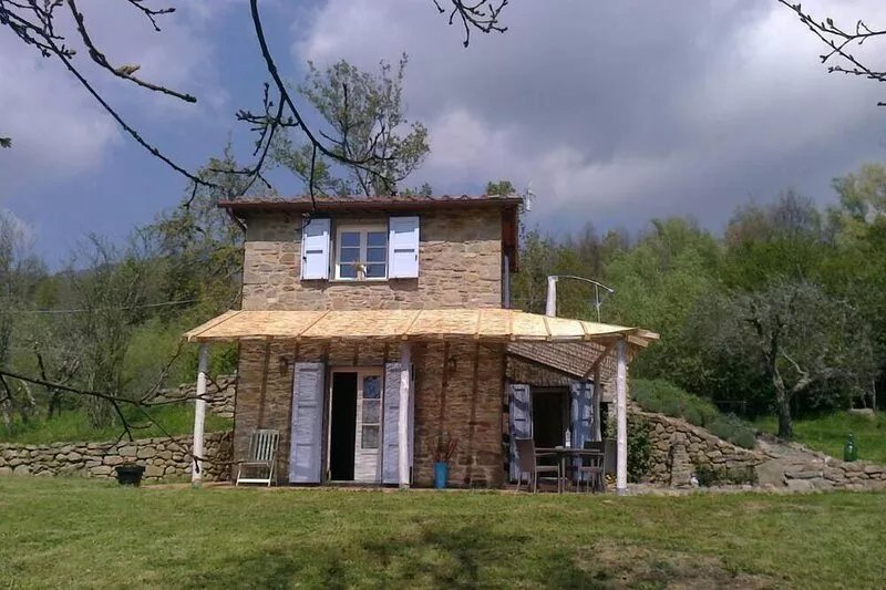 Romantic house with swimming pool, wi-fi, walled garden in the green