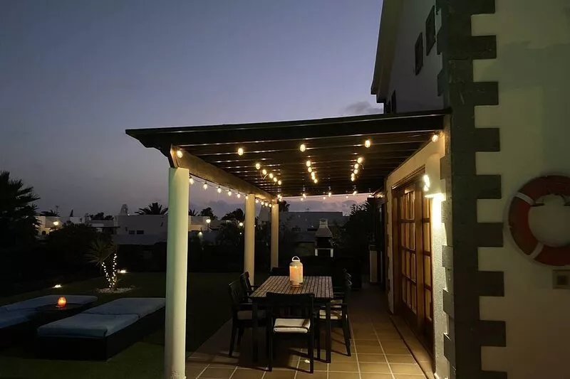 Luxury villa - private pool with towels, super fast wifi, multiple language TV