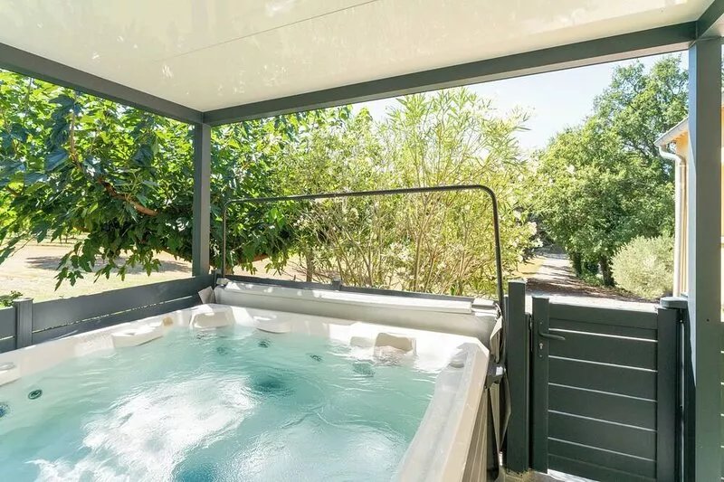 Holiday Home 'Coin De Paradis Au Mont Ventoux' with Private Terrace, Wi-Fi and