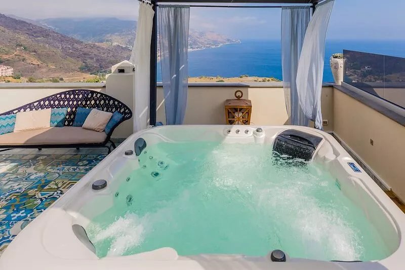 Villa Urbis, luxury villa in the heart of Taormina with swimming pool & jacuzzi.