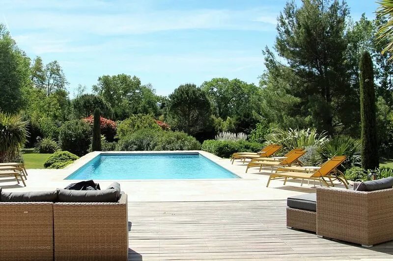 Villa with swimming pool (12x5m) and garden 7000m2 near St REMY de Provence