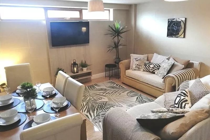 Stunning 3 Bed, 2 Bath Apartment, Sleeps 8 in Liverpool