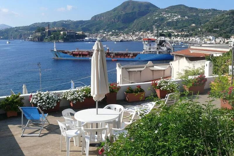 Casa Athena, panoramic house, on the sea and a few steps from the center