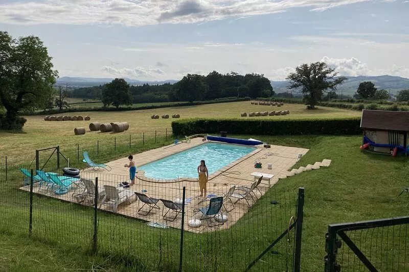 Detached wing of a castle with a pool near Autun (5 km)