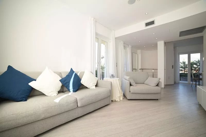 PENTHOUSE on the sea with parking June-September check-in/check-out on
