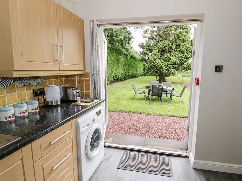 BYEFIELD LODGE, pet friendly, character holiday cottage in Welland