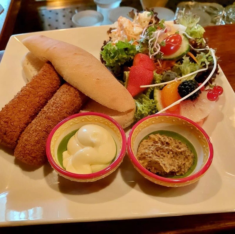 Bruin Cafe de Zonnewijzer