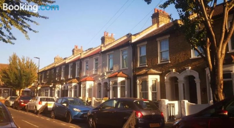 Cozy East London Stay