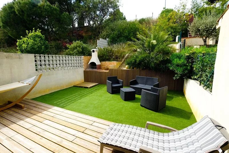 Very quiet garden house renovated to new near old village/port/beach chalets