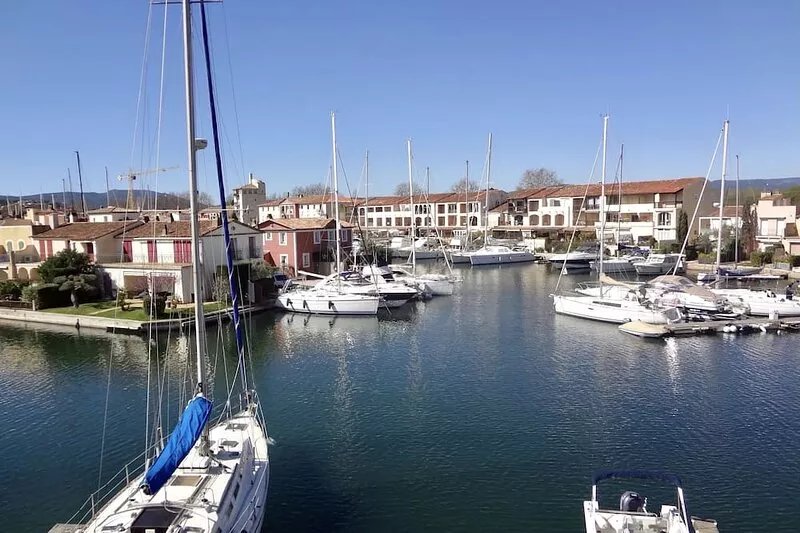 Delightful sunny apartment overlooking the waterways of Port Grimaud