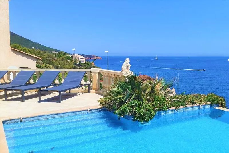Villa with sea view, heated pool, beach 200 m away, sleeps 12.