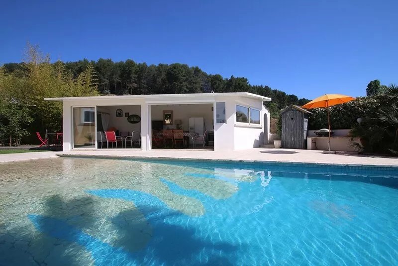 Beautiful villa with garden, swimming pool and jacuzzi close to all amenities