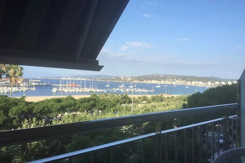 Apartment on firs line sea