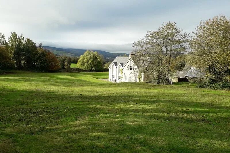 Peaceful, spacious and romantic artist's home