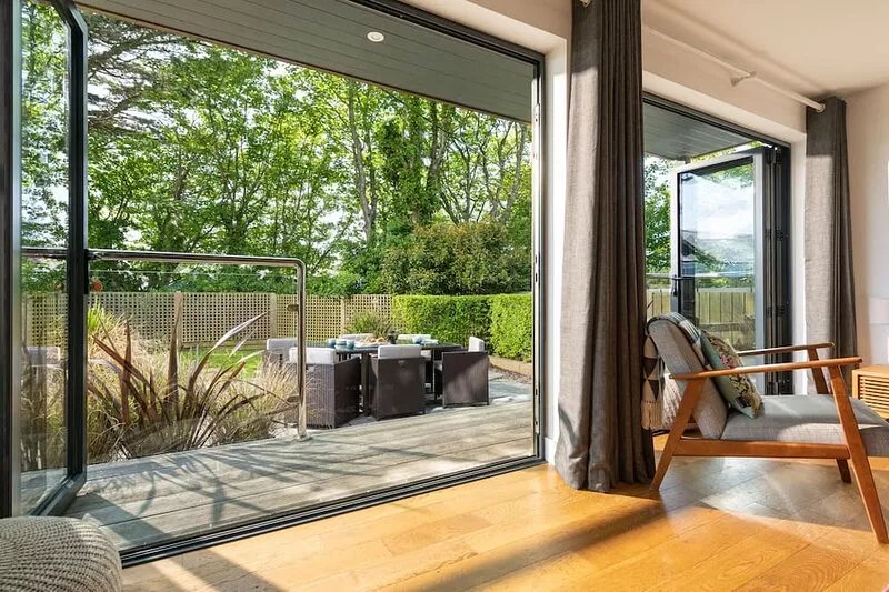 Pencroft, a spacious house with garden, free parking for 2 cars. Walking