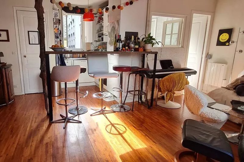 CHARMING & QUIET DUPLEX in MONTMARTRE for 6 with 2 wc, 2 bathrooms.