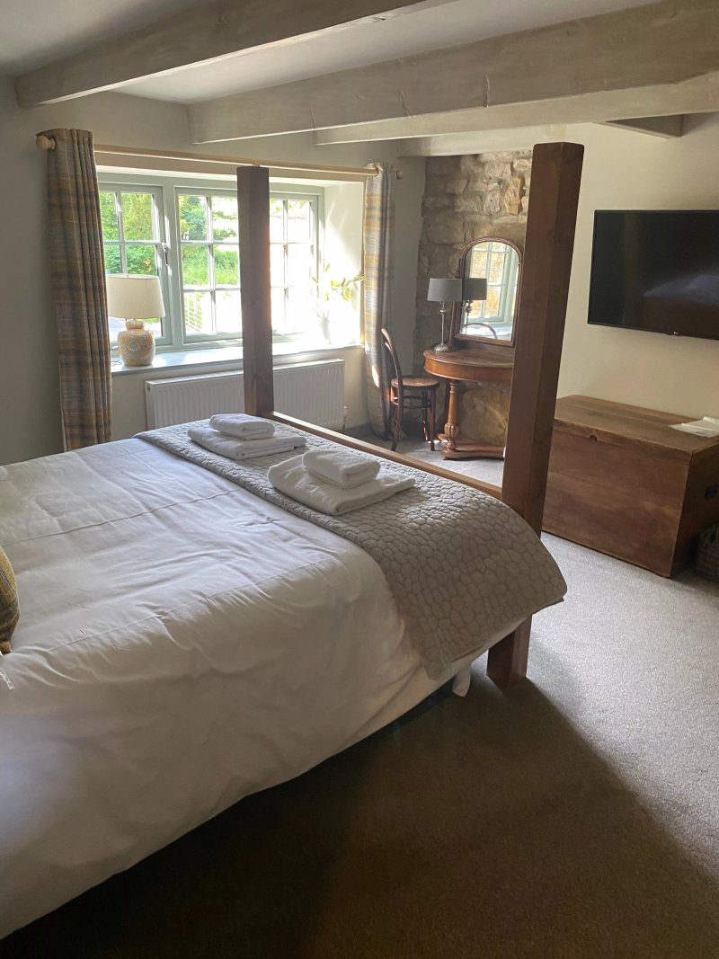 A luxury country cottage by the sea, 5 ensuite bedrooms, walkable to the harbour