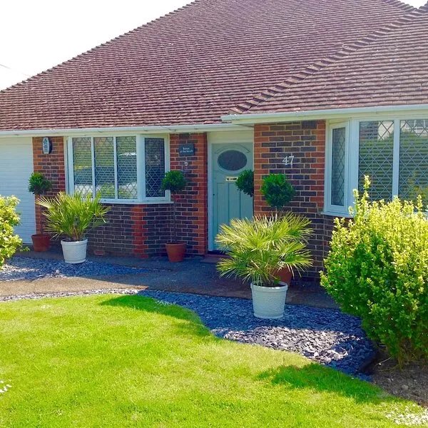 Gorgeous Designer 3 Bed Property, 2 Mins from Sea, Sleeps 6.