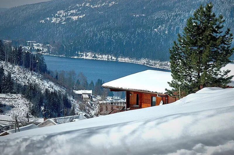 4 star chalet, beautiful lake view, 500 m ski slopes, near downtown, SAUNA, WIFI