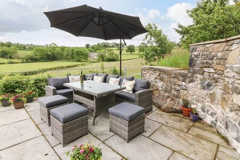 OCHR Y GARTH, family friendly, luxury holiday cottage in Maenan