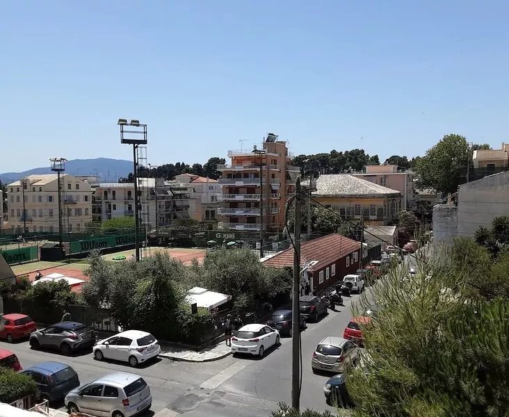 Stylish tennis view apt 3 min to town/sea