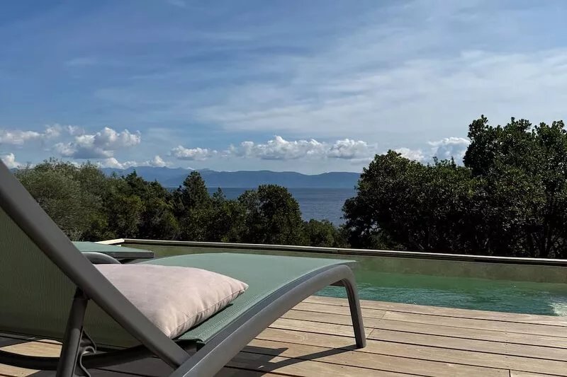 Domaine l'Albitru, waterfront villa