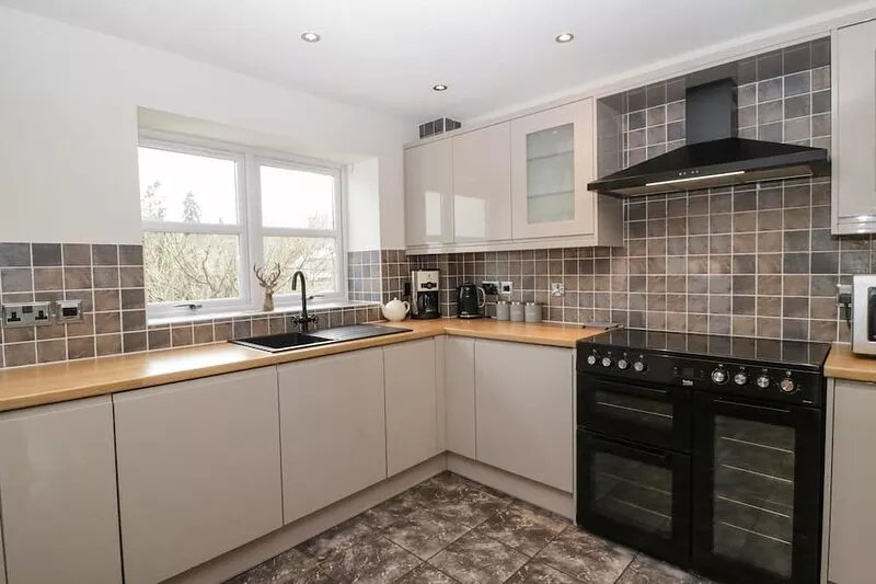 ABOUT TIME COTTAGE, pet friendly, with a garden in Parkend