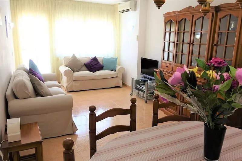 Spacious Apt,Air con,lift,parking,private terrace,walk to beach & town,Free WIFI