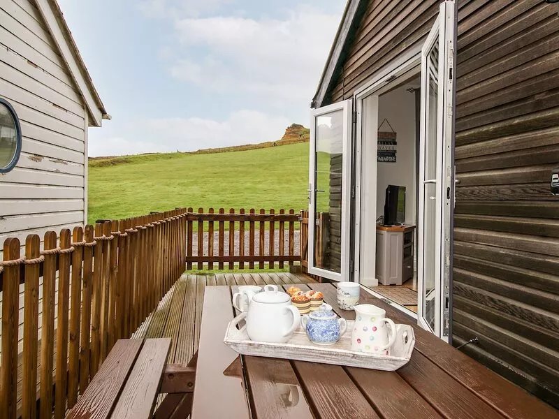 BESIDE THE SEA, family friendly, character holiday cottage in Eype