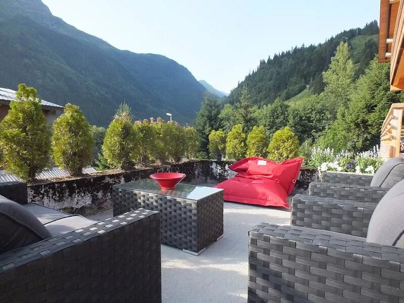 Beautifully Renovated Chalet, Close to Lifts and Summer Park. Ski home