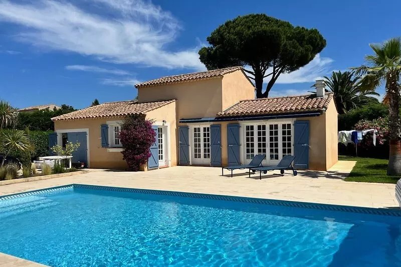 Beautiful renovated Provençal Villa with pool and private beach