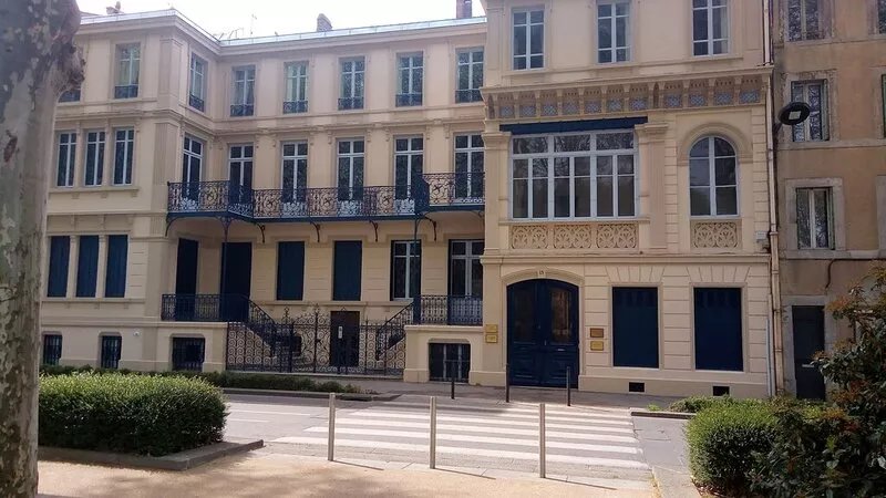 Nice apartment in the city center with private courtyard