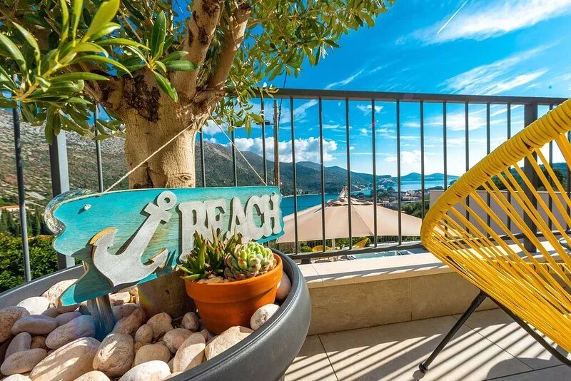 Spacious 2 bedroom holiday home with hot tub & Sea view