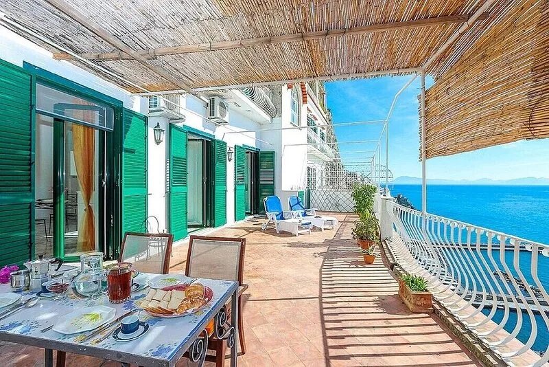 Casa Lazira: A pleasant and spacious apartment which faces the sun and the sea.