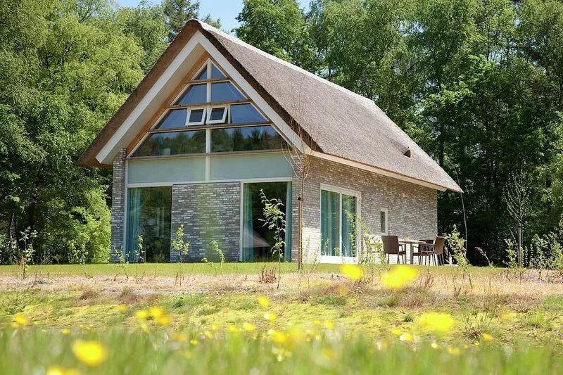 Thatched villa with two bathrooms, at 8 km. from Hoogeveen