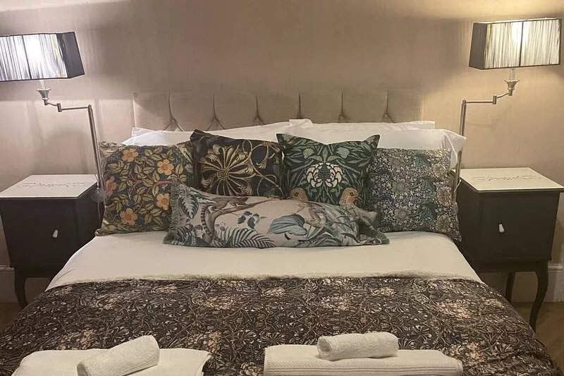Ground floor Spacious double bed room, free parking close to seafront.