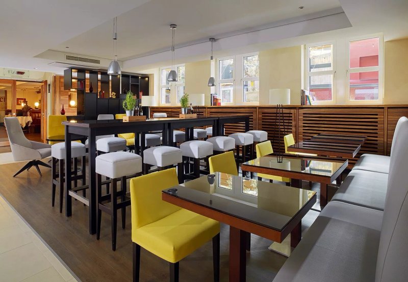 Plusch Bar & Lounge