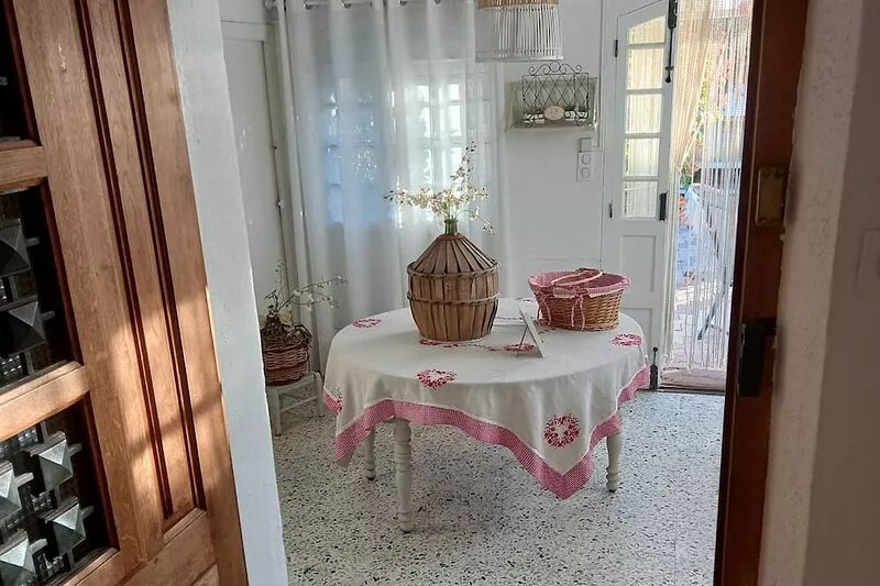 Detached country house, in the heart of the vineyards, 6km from the beach at