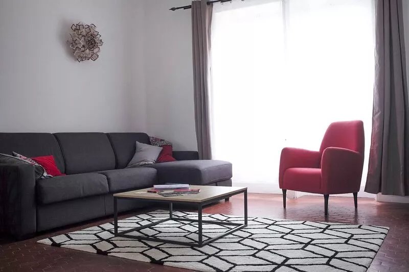 Large, bright apartment with terrace in a prime location