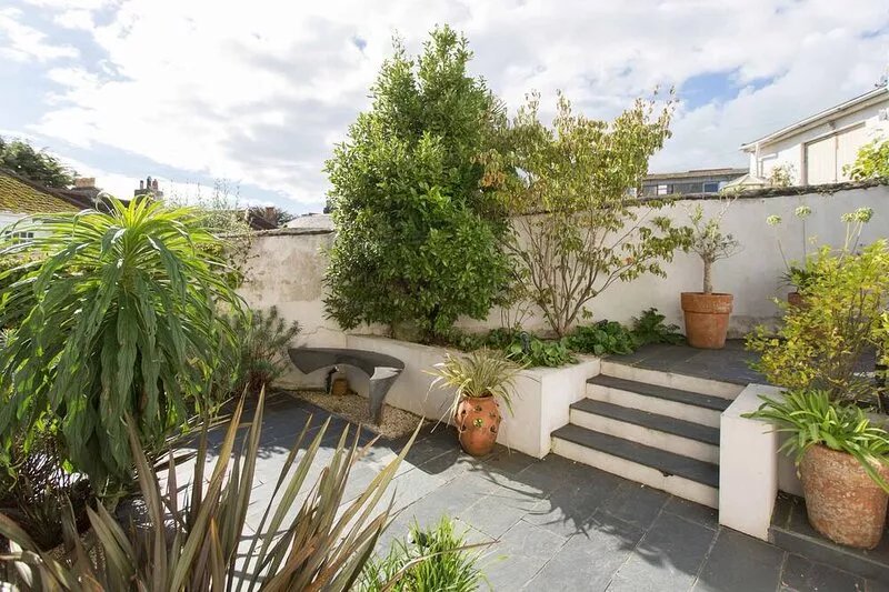 Beautifully decorated, spacious home. Harbour views & short walk to town & beach